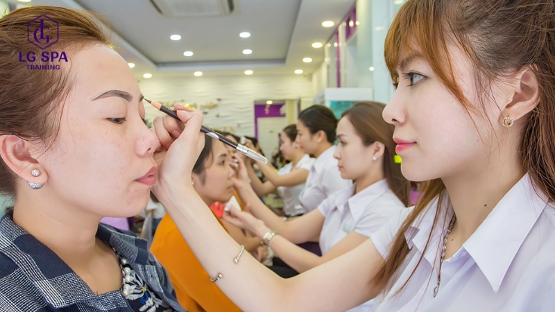 Học viên tiếp thu kiến thức lý thuyết chuyên sâu về spa tại Thẩm mỹ Thủy Tiên, một địa chỉ đào tạo uy tín ở TPHCM