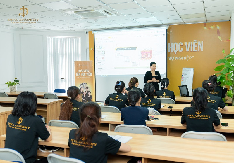 Học viên chăm chú lắng nghe giảng viên trong lớp học lý thuyết spa