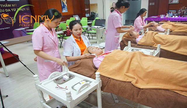 Học viên đang thực hành kỹ thuật massage hoặc chăm sóc da trên mô hình tại một lớp học spa