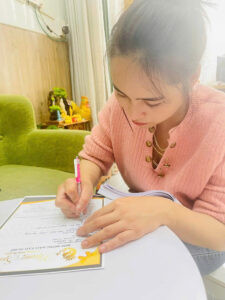 Học viên đang thực hành kỹ thuật massage mặt dưới sự hướng dẫn của chuyên gia spa tại Đà Nẵng