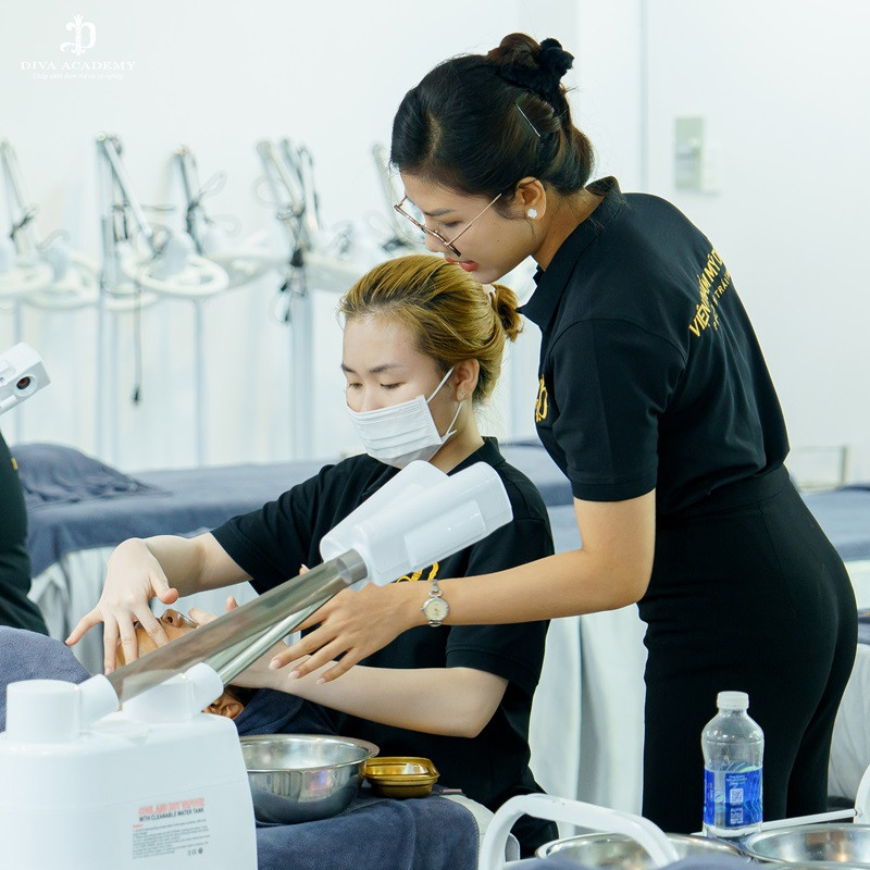 Học viên được chia sẻ kinh nghiệm thực tế trong nghề spa từ chuyên gia