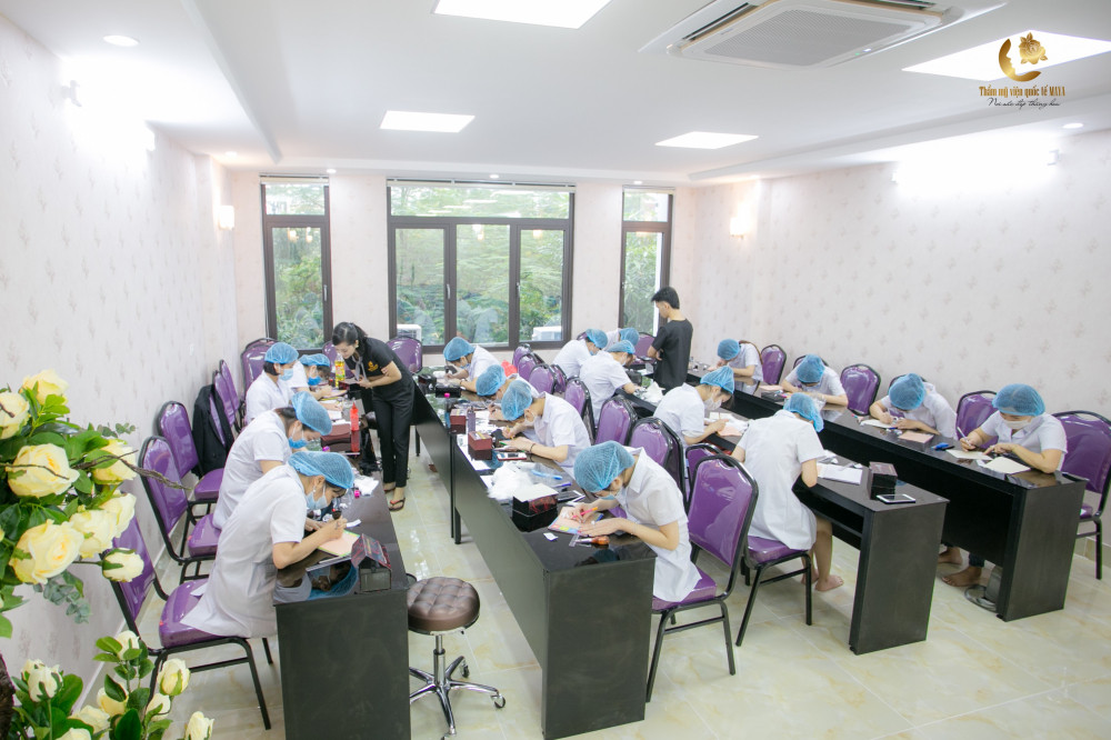 Học viên làm quen với thiết bị công nghệ spa tại Học viện Thẩm Mỹ Quốc Tế MAYA, trung tâm dạy nghề spa hàng đầu