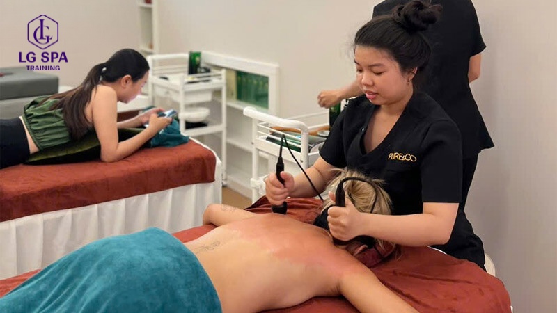 Đội ngũ giảng viên tận tâm hướng dẫn học viên tại Học viện Queen Spa, một trung tâm đào tạo spa chuyên nghiệp TPHCM