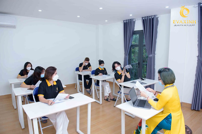 Học viên spa đang tham gia buổi học lý thuyết, phân tích các khóa học phù hợp khi làm nghề spa có tốt không