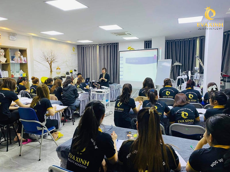 Học viên spa đang thực hành kỹ thuật chăm sóc da, minh họa ai cũng có thể theo học và làm nghề spa có tốt không