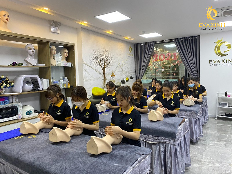 Học viên spa đang thực hành kỹ thuật, nhấn mạnh sự cần thiết trau dồi tay nghề để thành công khi làm nghề spa có tốt không