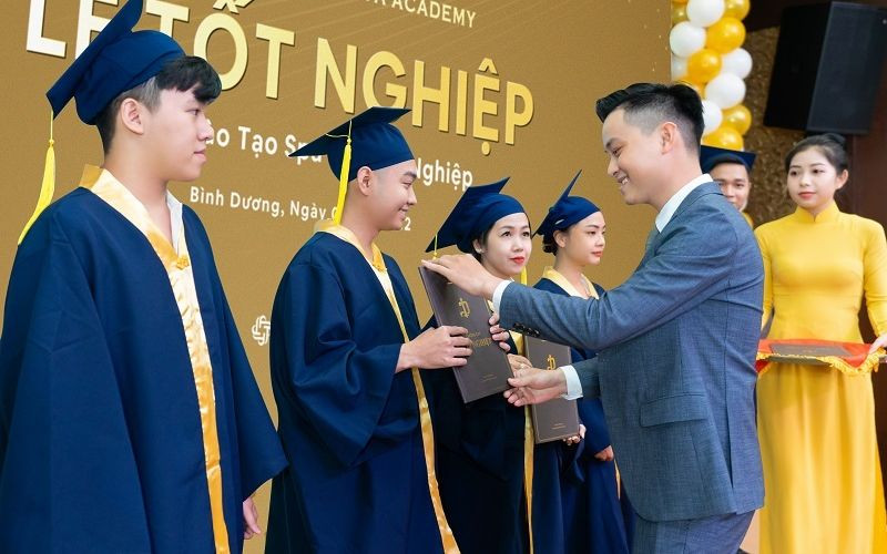 Học viên spa nhận chứng chỉ hành nghề sau khi hoàn thành khóa học