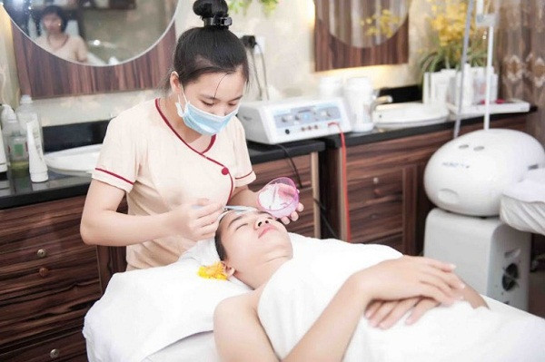 Học viên spa thực hành kỹ thuật chăm sóc da cơ bản trong khóa học nghề spa tại TPHCM