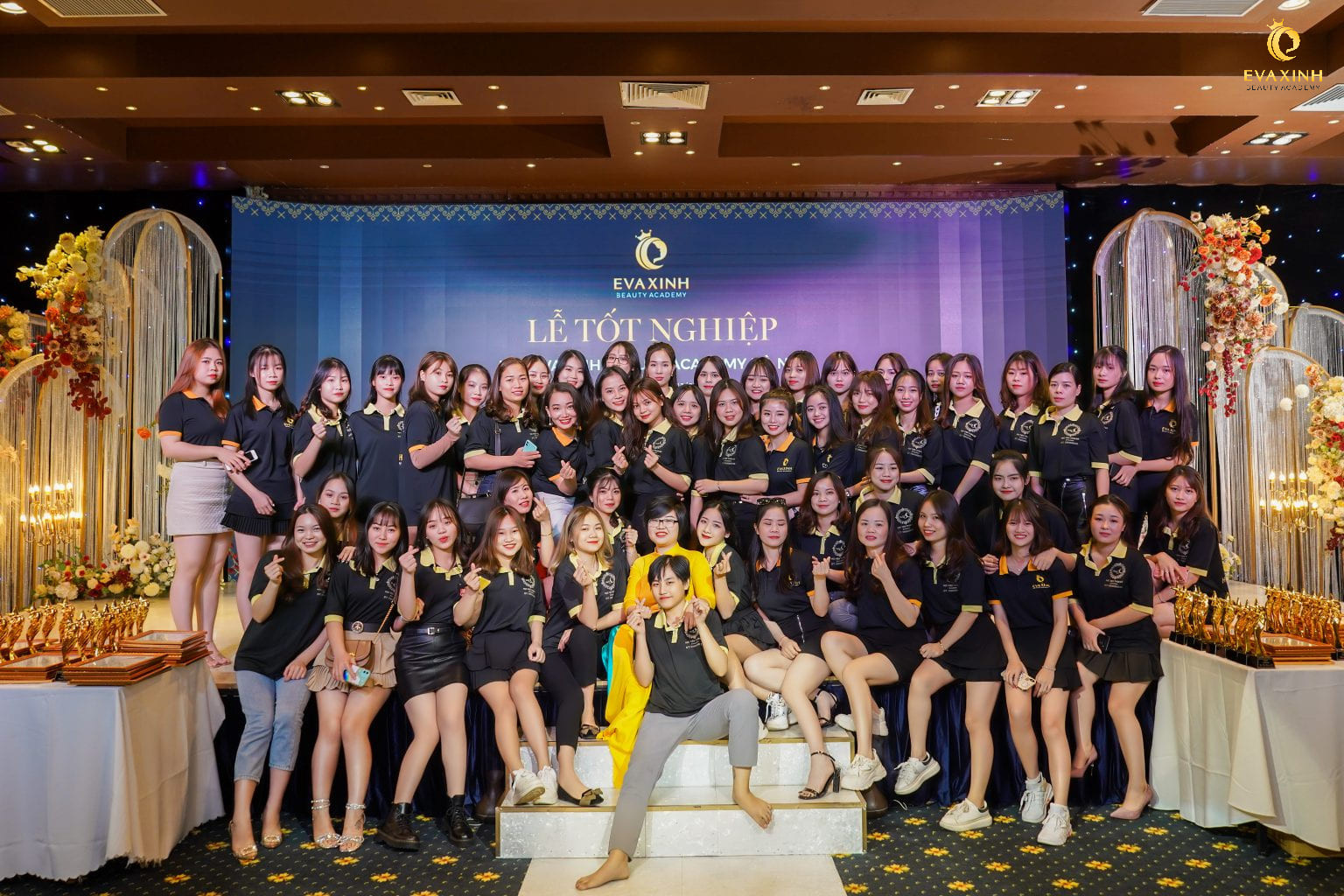 Học viên spa trong buổi lễ tốt nghiệp, thể hiện sự dễ dàng tìm việc sau khi làm nghề spa có tốt không