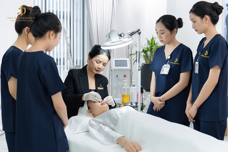 Học viên thực hành các kỹ thuật chăm sóc da mặt chuyên sâu