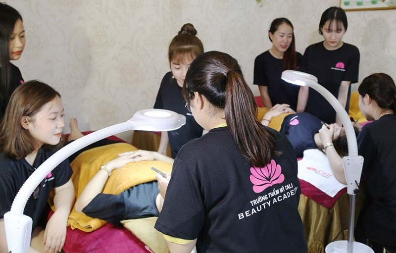 Học viên thực hành chăm sóc da trên mẫu thật, kỹ năng quan trọng khi học spa ở TPHCM
