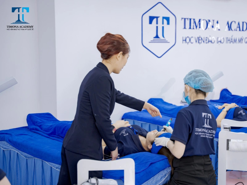 Học viên thực hành chăm sóc da trên thiết bị hiện đại tại trung tâm đào tạo spa