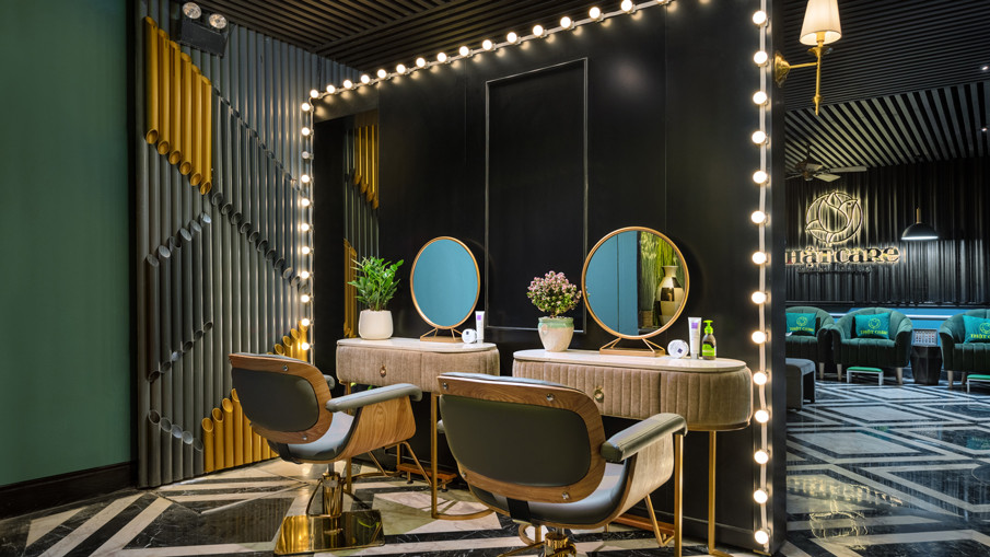 Học viên thực hành kỹ thuật massage tại Essencia Spa, một trung tâm dạy nghề spa uy tín tại Hà Nội