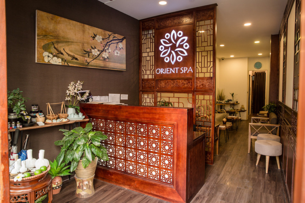 Học viên thực hành trên máy móc công nghệ cao tại Orient Spa Hanoi, trung tâm dạy nghề spa uy tín