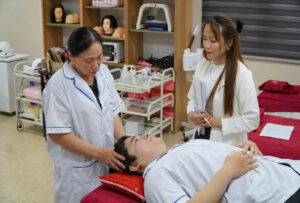 Học viên tốt nghiệp khóa đào tạo nghề spa tại Đà Nẵng nhận chứng chỉ uy tín, sẵn sàng làm việc