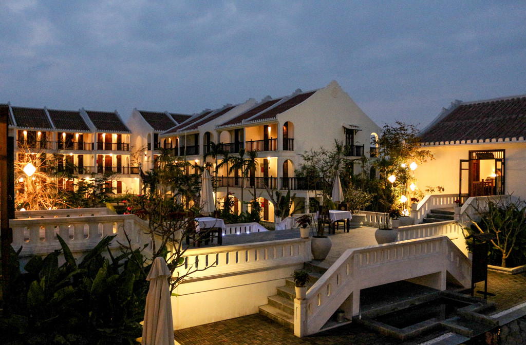Hội An Ancient House Village Resort &amp; Spa về đêm lung linh ánh đèn vàng