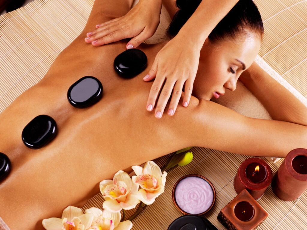 Massage đá nóng giúp thư giãn cơ thể tại các spa tốt nhất ở Hồ Chí Minh