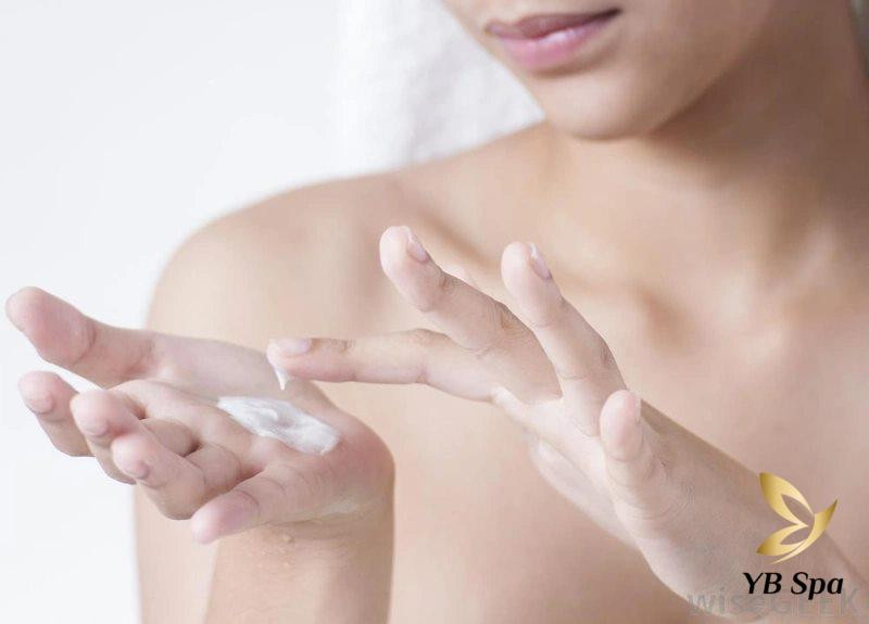 Hướng dẫn thoa kem dưỡng ẩm sau liệu trình tắm trắng tại spa để bảo vệ da
