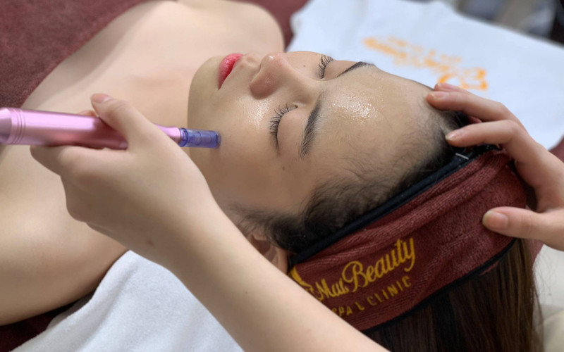 Hút bã nhờn và làm sạch lỗ chân lông khi chăm sóc da tại spa