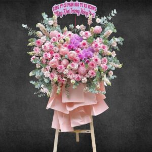 Kệ hoa tươi ấn tượng, món quà tặng khai trương spa thu hút mọi ánh nhìn