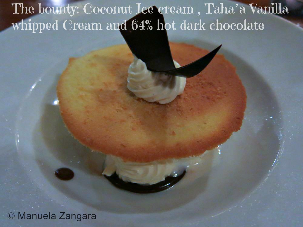 Kem vani với sốt sô cô la và bánh quy, món tráng miệng đơn giản tại Upa Upa, Hilton Bora Bora Nui Resort &amp; Spa