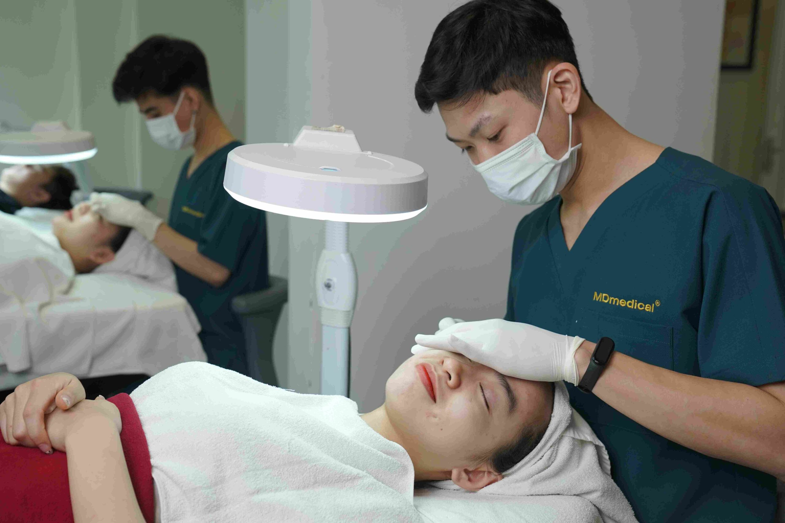 Khách hàng đang cân nhắc có nên điều trị mụn tại spa, minh họa sự lựa chọn giữa tự chăm sóc và điều trị chuyên nghiệp