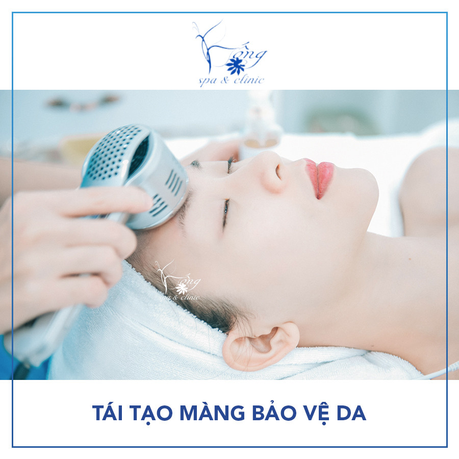 khách hàng đang được thăm khám da mặt để xác định tình trạng mụn ẩn, là bước quan trọng trước khi xem video nặn mụn ở spa