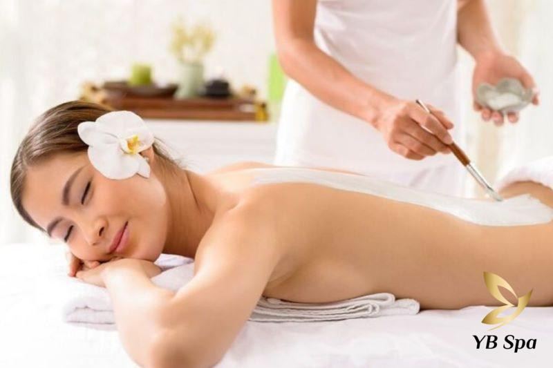 Khách hàng đang trải nghiệm dịch vụ tắm trắng tại spa với ánh sáng công nghệ
