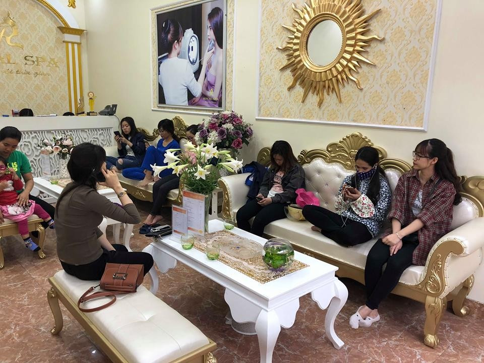 Khách hàng được tư vấn tận tình tại Royal Spa Hải Phòng