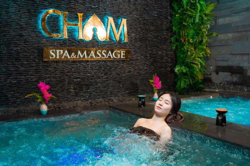 Khách hàng lựa chọn các gói spa đa dạng tại Cham Spa &amp; Massage Đà Nẵng, từ massage cơ bản đến gói combo toàn diện