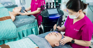 Khách hàng tại Dr.Luna Spa &amp; Clinic thực hiện liệu trình điều trị mụn chuyên sâu