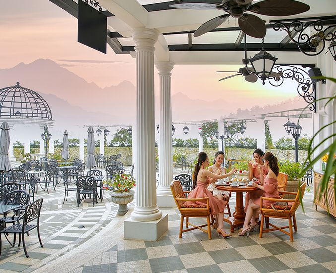 Khách hàng tạo dáng bên hồ bơi của Silk Path Grand Resort &amp; Spa Sapa