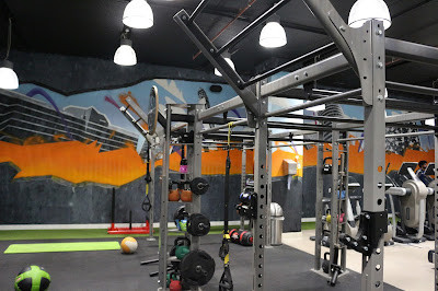 Khách hàng tập luyện tại phòng gym hiện đại của The Club and Spa at The Cube