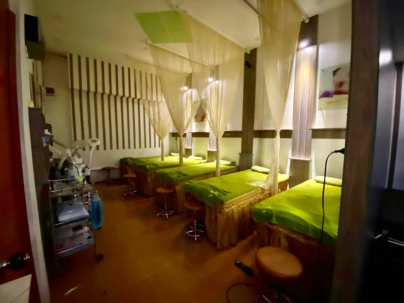 Khách hàng thư giãn tại Neom Spa Biên Hòa