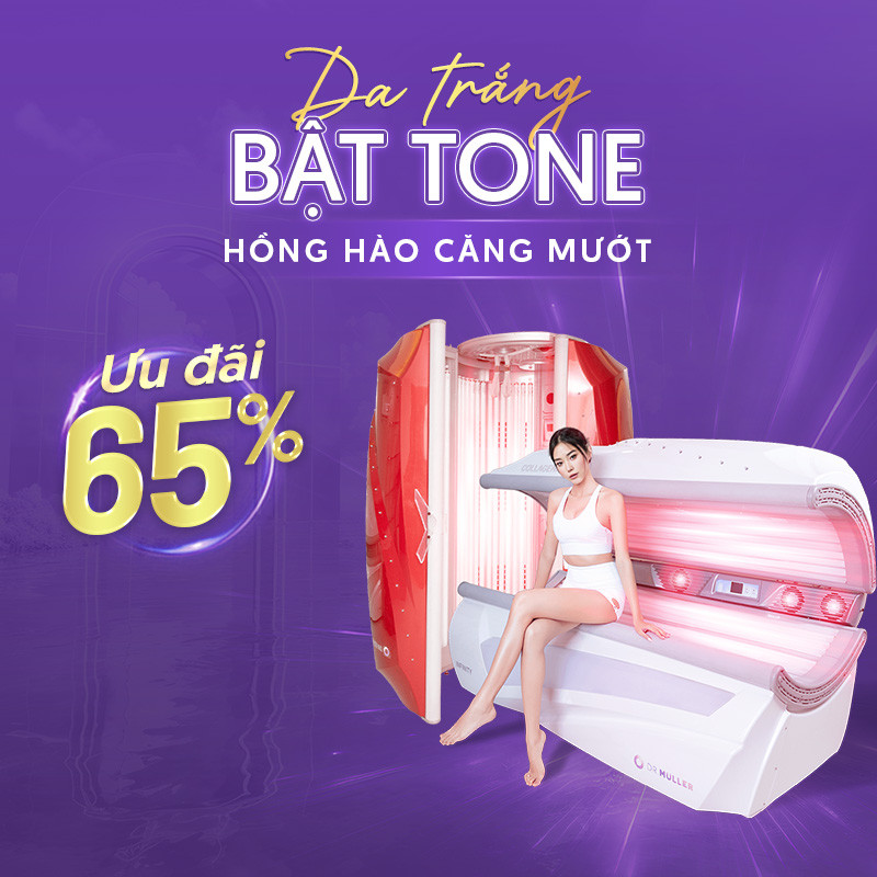 Khách hàng thư thái trong thiết bị tắm trắng hiện đại tại spa, biểu tượng của sự tiên tiến trong công nghệ làm đẹp.