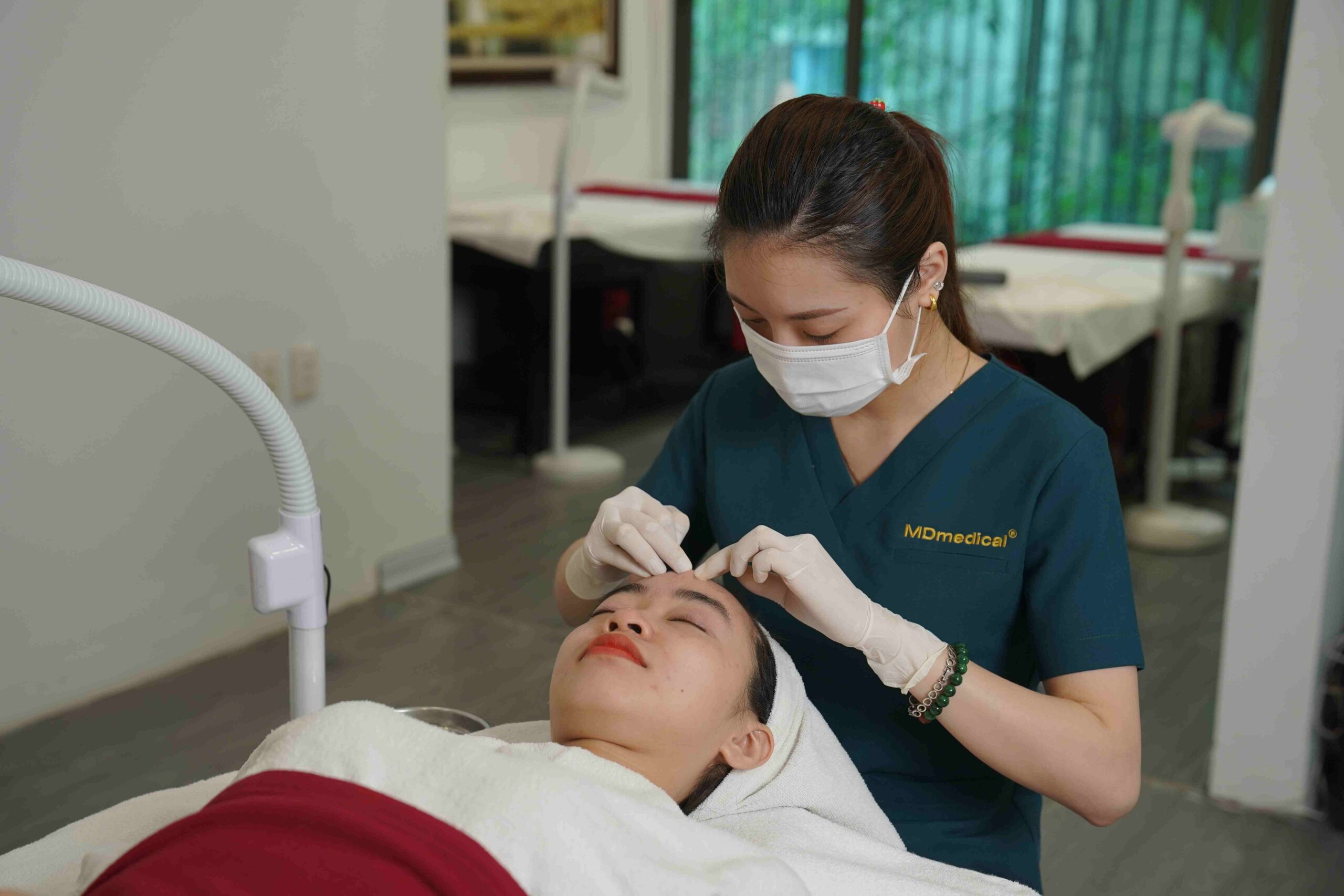 Khách hàng trải nghiệm dịch vụ trị mụn chuyên nghiệp tại spa Clair Center, với không gian thoải mái và đội ngũ tận tâm
