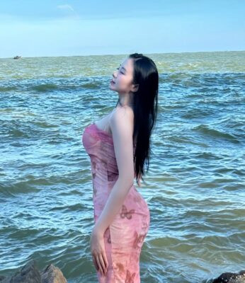 Khách hàng trò chuyện tại khu vực đón tiếp luxury spa