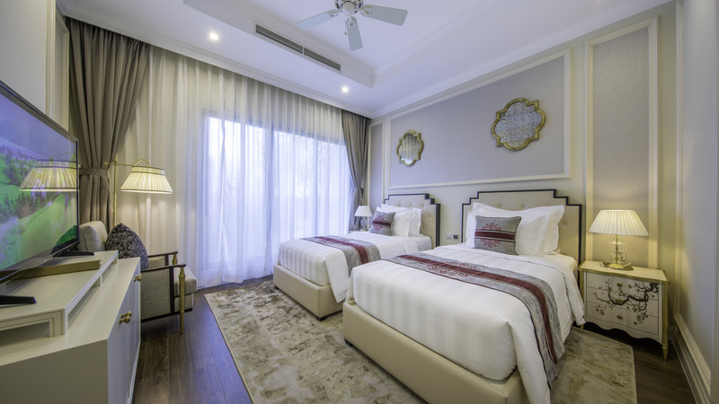 Khách nghỉ dưỡng thư giãn cạnh hồ bơi tại Vinpearl Resort &amp; Spa Long Beach