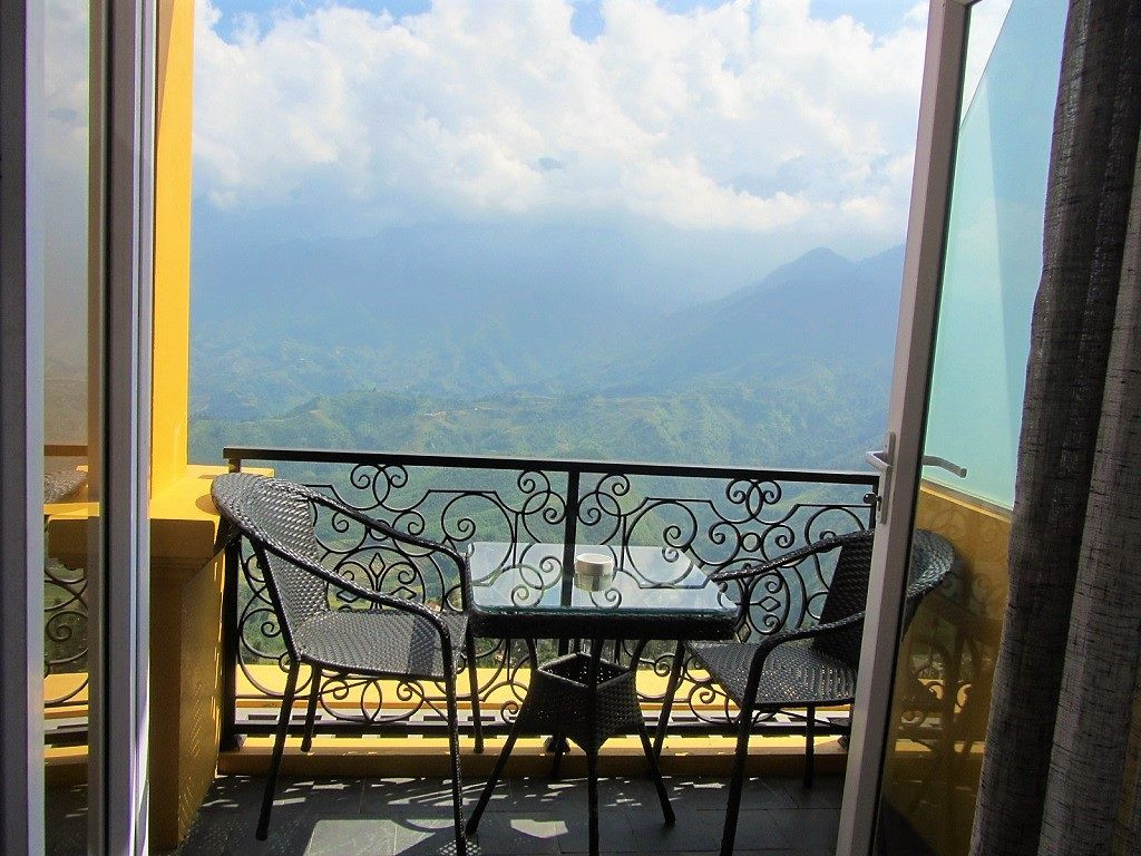 Khách sạn Aira Boutique Sapa nhìn từ xa, nổi bật giữa cảnh quan núi non hùng vĩ