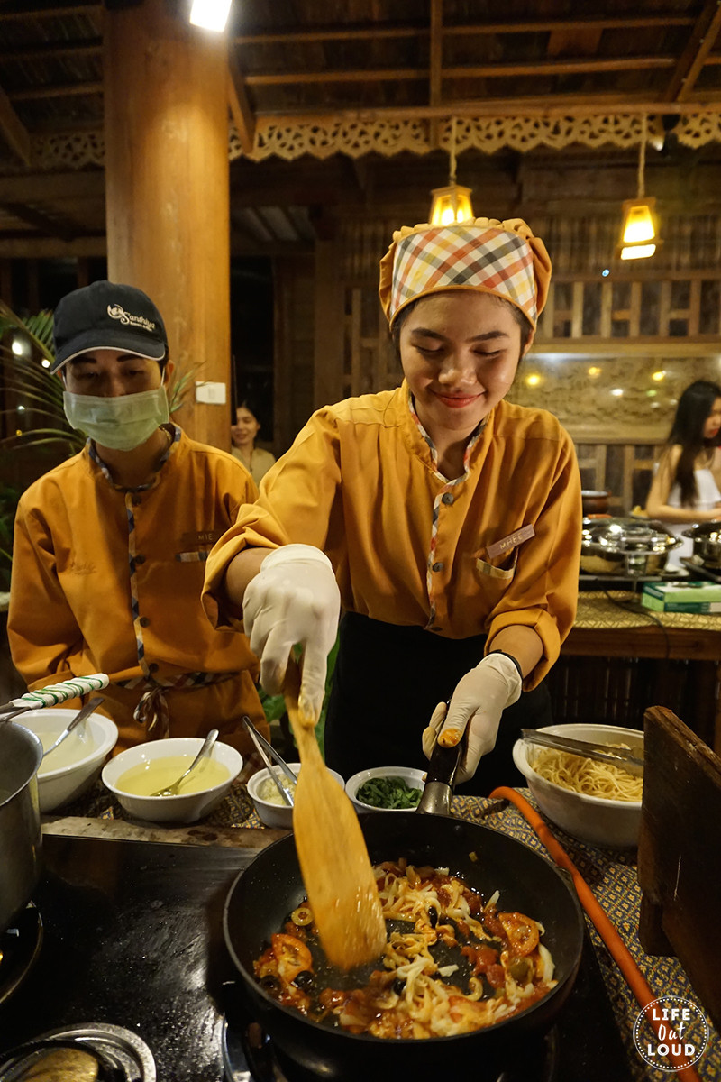 Không gian ẩm thực ngoài trời lãng mạn tại nhà hàng Chantara của Santhiya Koh Yao Yai, có nhạc sống