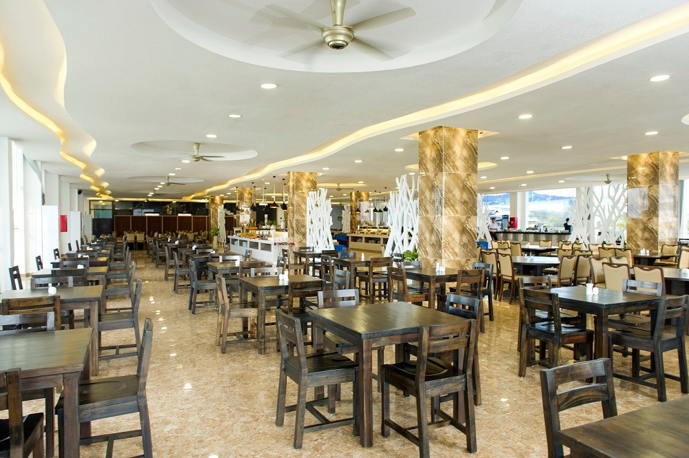 Không gian ẩm thực tinh tế tại Nhà hàng Ngọc Trai của Golden Peak Resort &amp; Spa Nha Trang