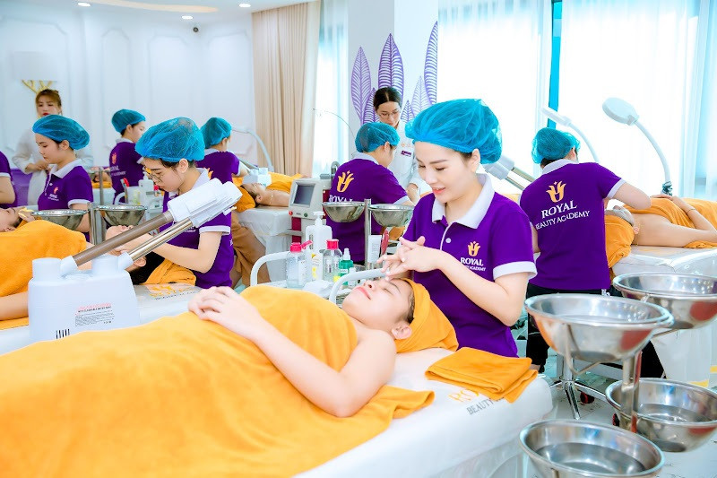 Không gian đào tạo chuyên nghiệp tại Royal Beauty Academy cho người muốn học spa ở TPHCM