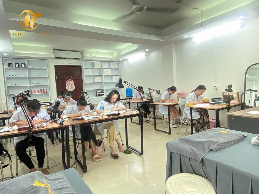 Không gian học lý thuyết và thực hành tại Học viện Thẩm Mỹ Hàn Quốc Chihun, một trung tâm dạy nghề spa chất lượng