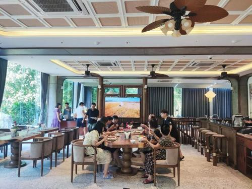 Không gian Nhà hàng Hoa Lư tại Minawa Kenhga Resort &amp; Spa Ninh Bình