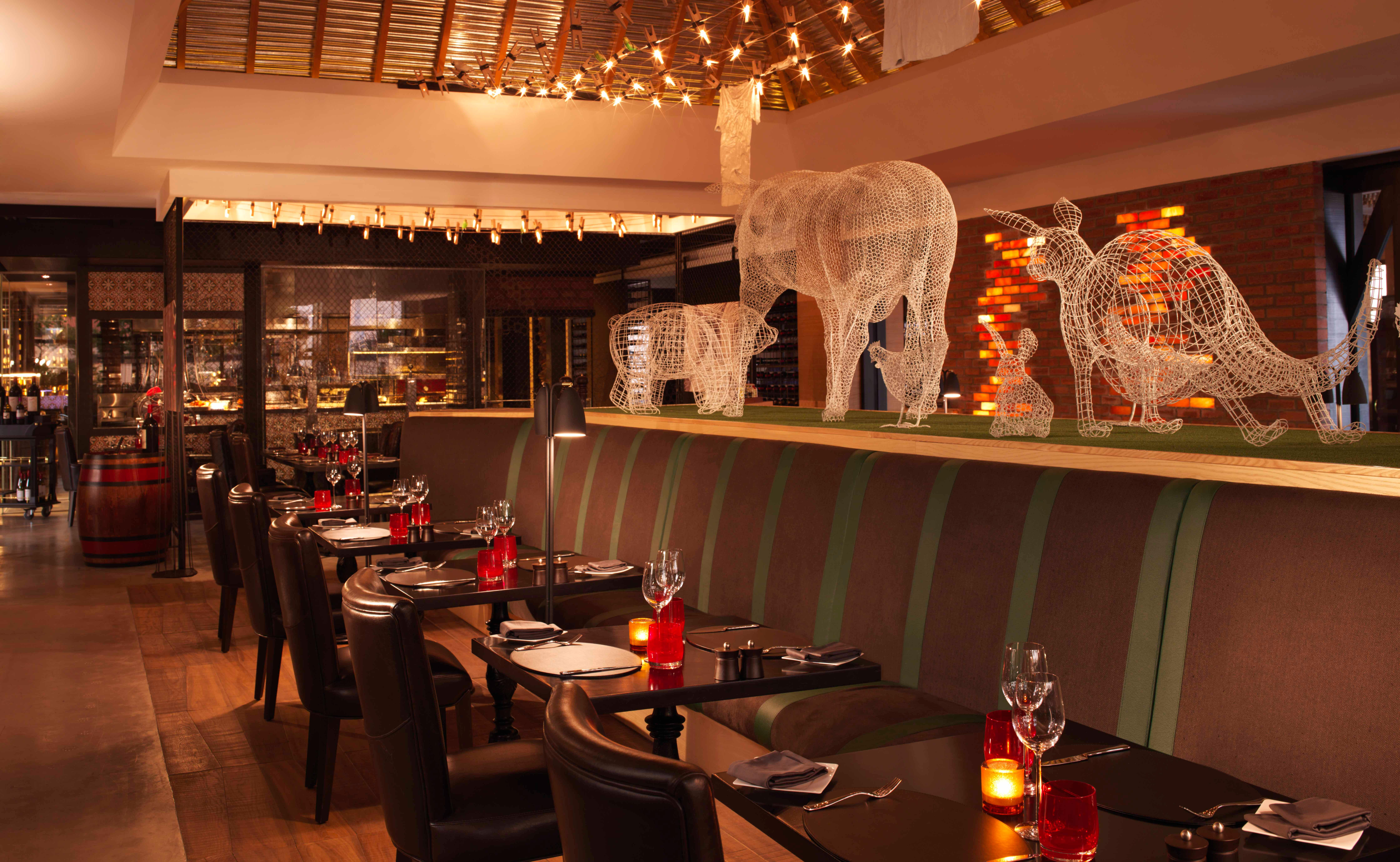 Không gian nhà hàng Mekong tại Anantara Dubai The Palm với thiết kế Á Đông sống động