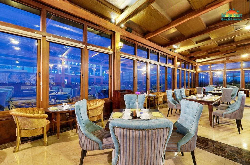 Không gian nhà hàng sang trọng tại Sun Spa Resort Quảng Bình, phục vụ đa dạng ẩm thực Á – Âu.
