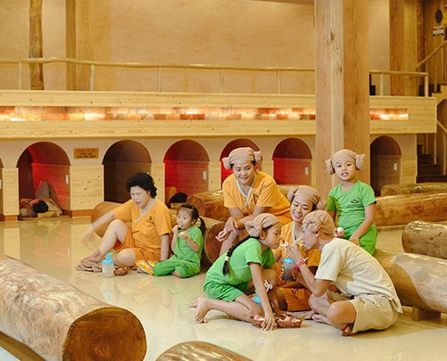 Không gian rộng lớn với các phòng xông hơi độc đáo của mô hình Jjim Jil Bang, một trong các mô hình spa hiện nay mang phong cách Hàn Quốc.