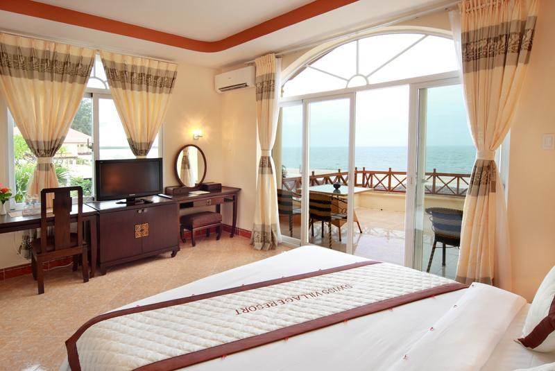 Không gian rộng rãi của Deluxe Villa Room tại Swiss Village Resort &amp; Spa Làng Thụy Sĩ, thiết kế sang trọng, ấm cúng