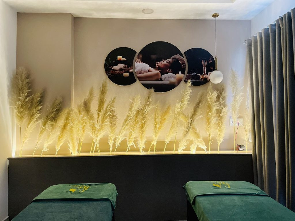 Không gian rộng rãi, sạch đẹp, thơm hương thảo mộc tại spa trị liệu cổ vai gáy
