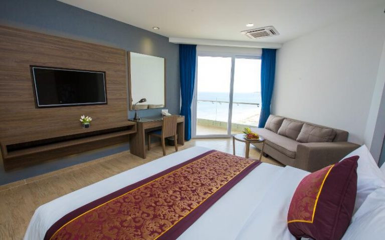 Không gian sân vườn riêng biệt với bồn tắm ngoài trời của Bungalow Garden View tại Golden Peak Resort &amp; Spa Nha Trang